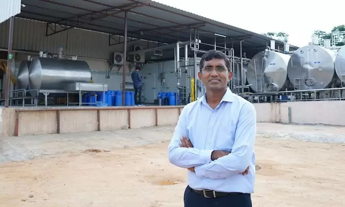  Kishore Indukuri Iitian Earns Rs 17 Lakh Per Day Selling Milk , Kishore Indukuri-TeluguStop.com