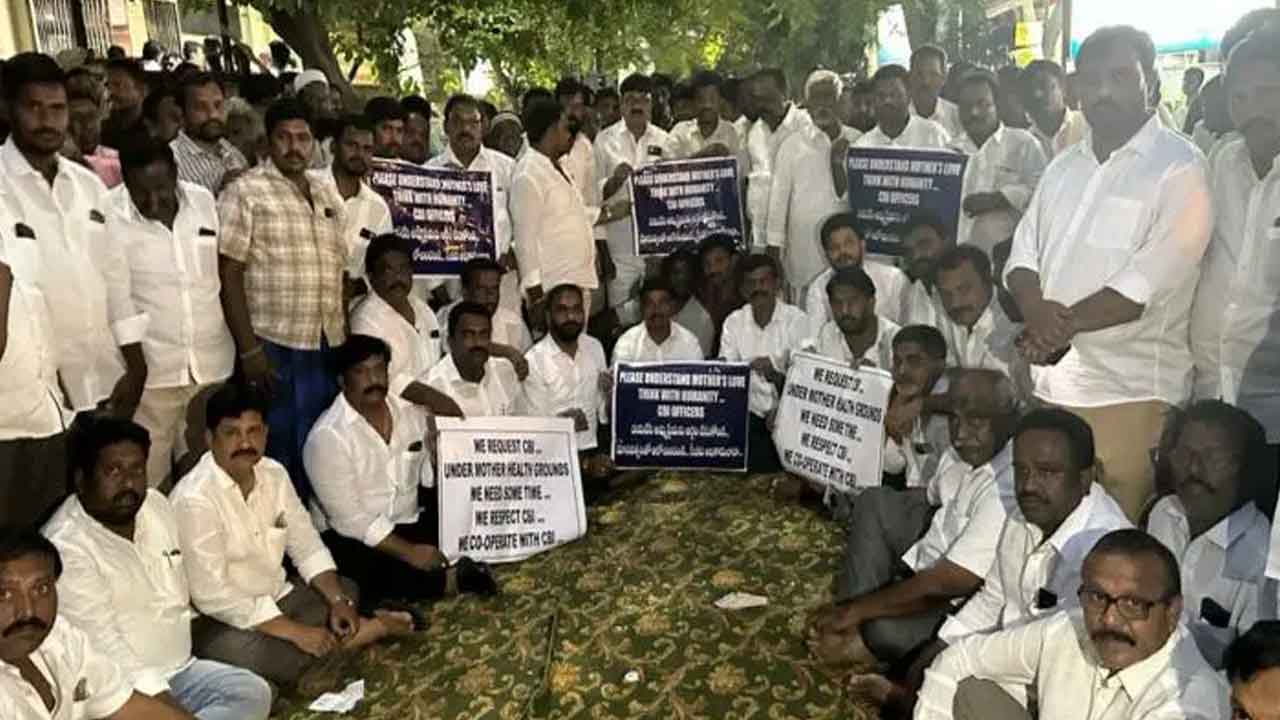  Viveka Murder Case : Ysrcp Workers Surround Kurnool Hospital, Protest Against Av-TeluguStop.com