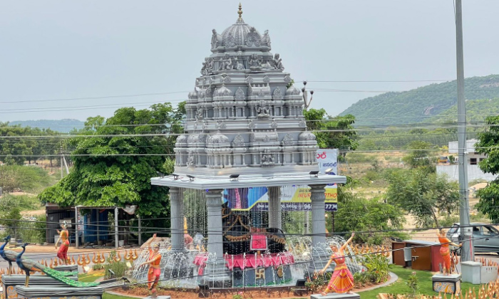  Minister Ktr Shares Nandi Junction Sri Rajarajeshwara Swamy Temple Photos, Vemu-TeluguStop.com