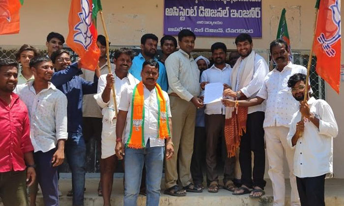  Farmers' Dharna In Front Of Vidyut Ade Office...! ,nalgonda District , Farmers ,-TeluguStop.com