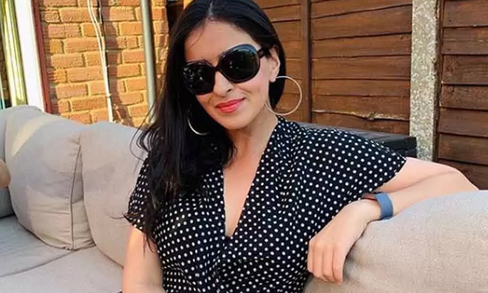  Netizens Are Firing On The Heroine Of Manmadhu What Is It Like Wearing Sandals-TeluguStop.com