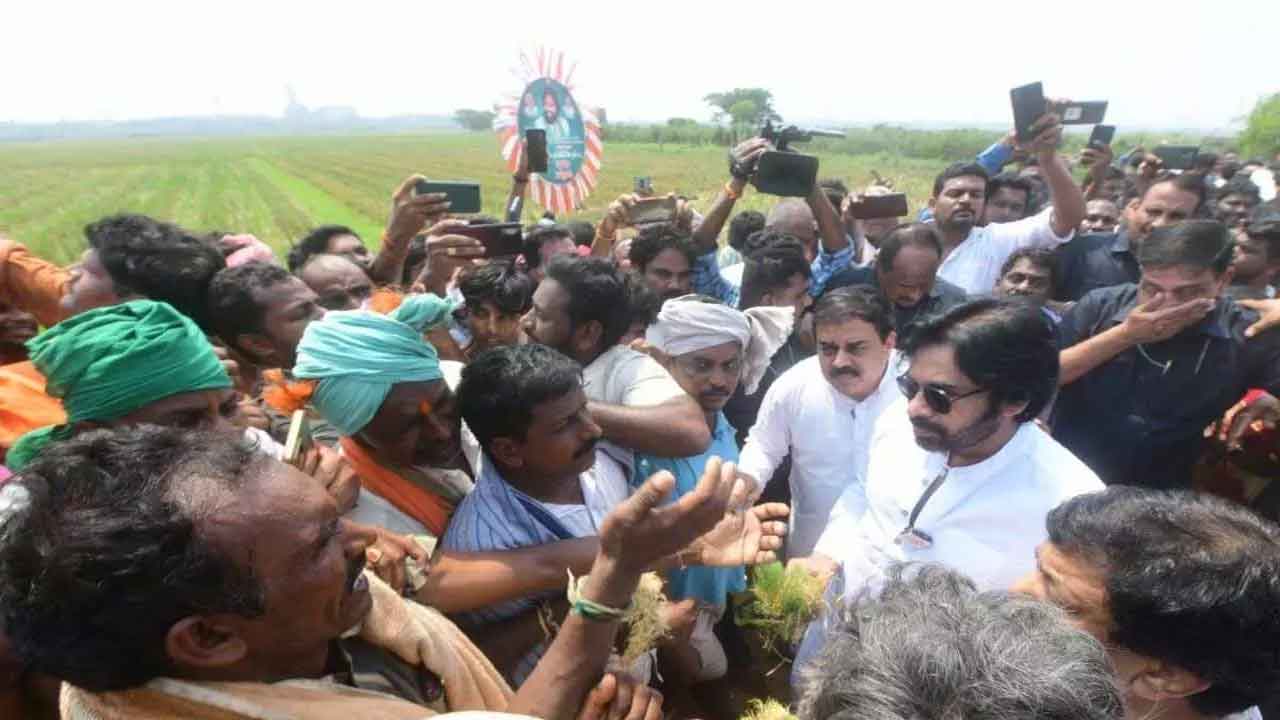  Pawan Kalyan Meets Rain-hit Farmers In Godavari District-TeluguStop.com