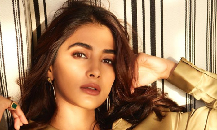  Pooja Hegde New Glamorous Look In Saree Stunning Stills-TeluguStop.com