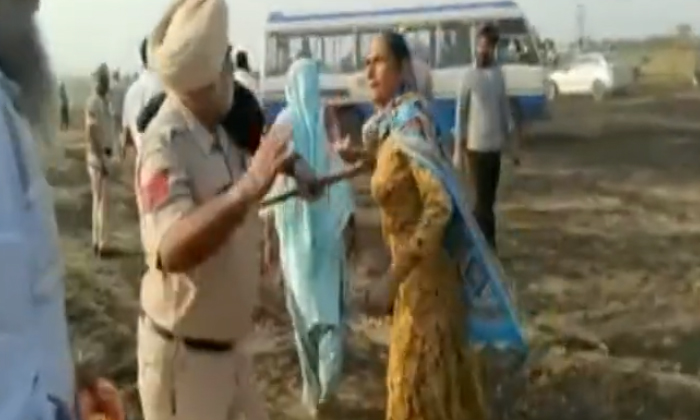  Punjab Police Forced Woman's Cheek Shocking Video Viral , Punjab, Gurdaspur Dist-TeluguStop.com