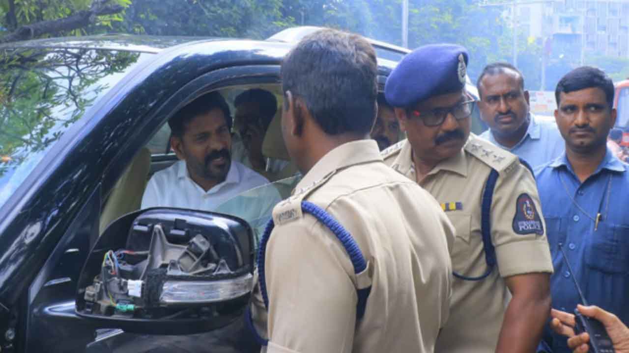  Revanth Reddy Prevented From Entering Telangana New Secratariat-TeluguStop.com