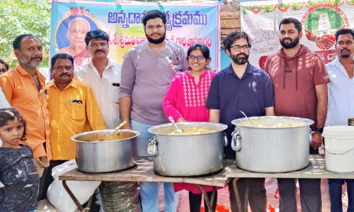  On Saturday In Front Of Rajannaalayam, Food Was Given To 300 Poor And Needy Peop-TeluguStop.com