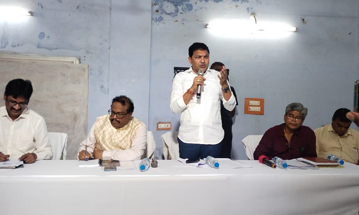  Review Meeting Of Residents Of Pulichintala , Collector S. Venkatarao, Mpdo-TeluguStop.com