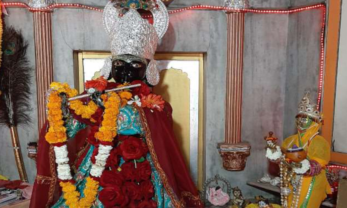 Shri Krishna And Meera Nurpur Brij Raj Swami Temple,shri Krishna,meera Bhai,nurp Shri Krishna And Meera Nurpur Brij Raj Swami Temple,shri Krishna,meera Bhai,nurp-TeluguStop.com