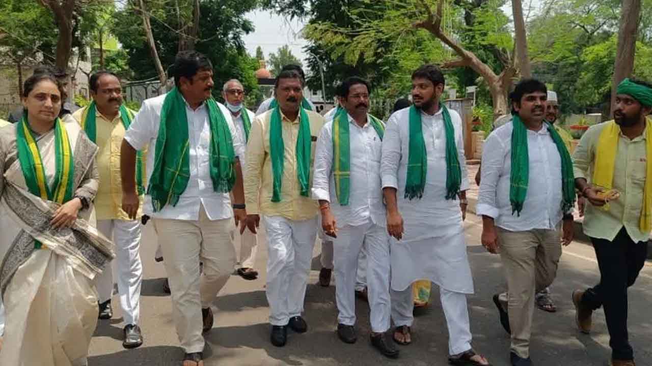  Tdp Leaders Join Amaravati Farmers Protest Over R5 Zone Lands For Poor-TeluguStop.com