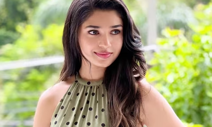 Then And Now Like This Kriti Shetty Was Cut Off For Four Strokes Then And Now Like This Kriti Shetty Was Cut Off For Four Strokes-TeluguStop.com