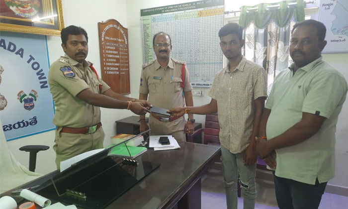  Vemulawada Town Police Handed Over The Lost Mobile Phone, Vemulawada Town Police-TeluguStop.com