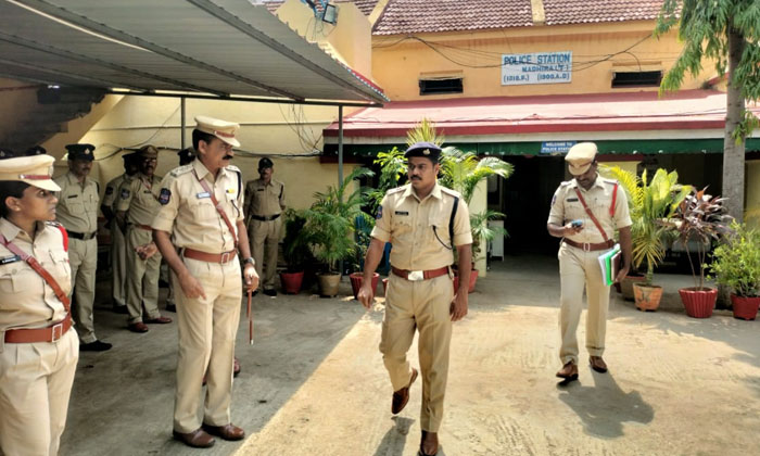  Police Commissioner Who Visited Madhira, Bonakallu Police Station-TeluguStop.com