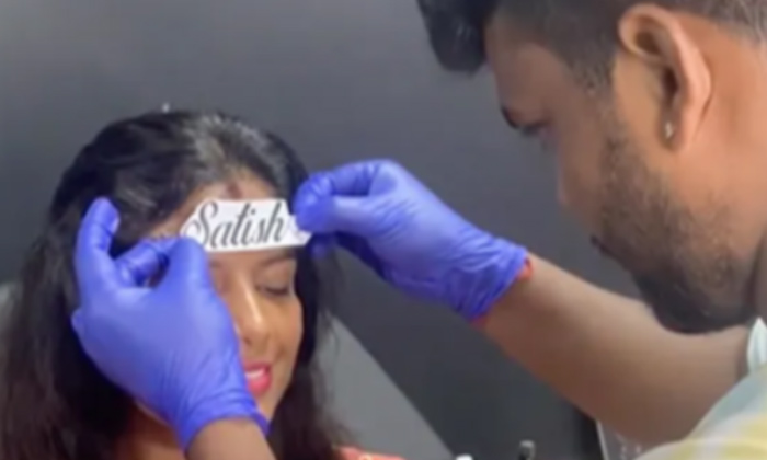  Woman From Bengaluru Tattoos Husband's Name On Forehead,tattoo, Love, Relationsh-TeluguStop.com