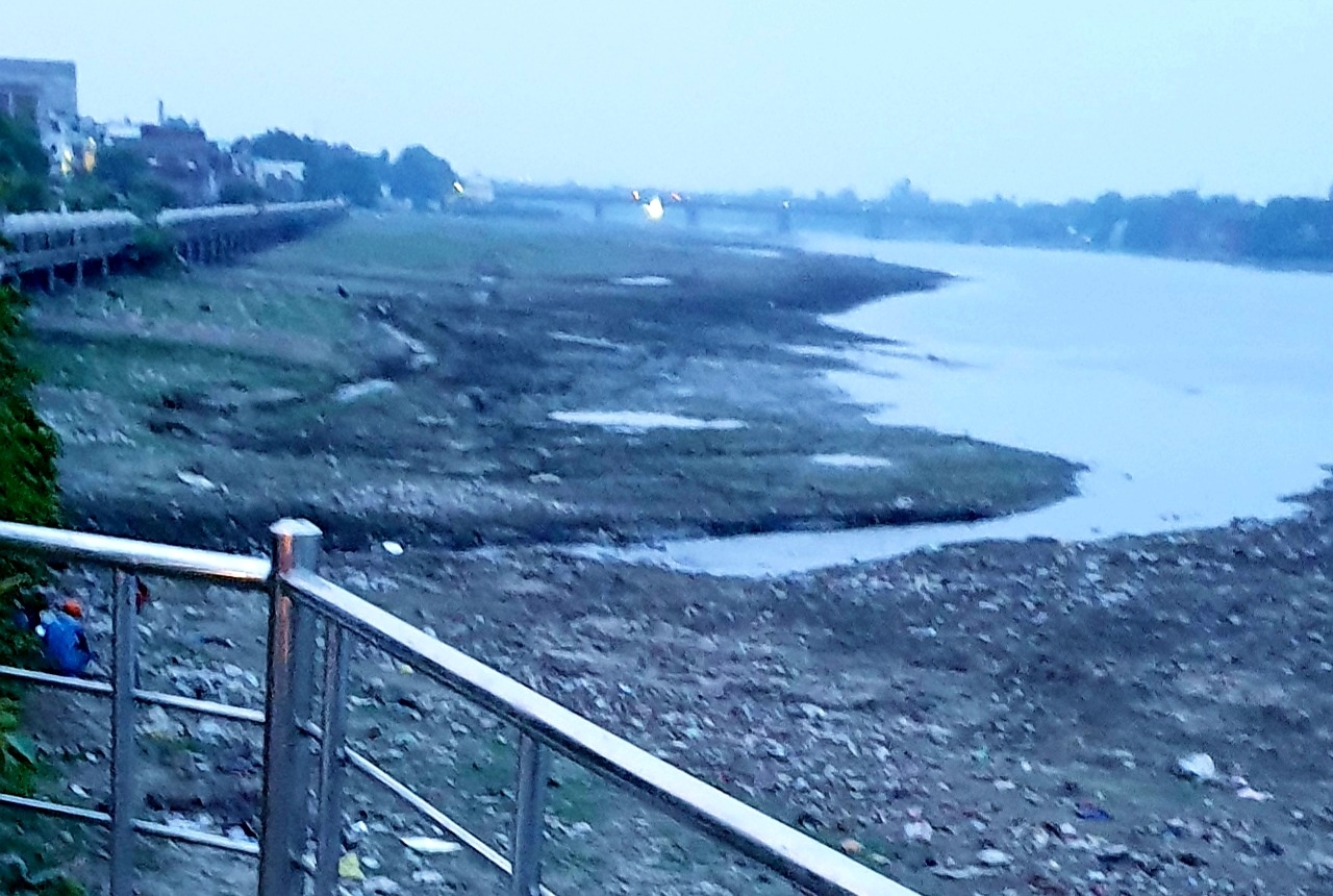  A Stinking Holy River 'crying' For Help On Ganga Dussehra-TeluguStop.com