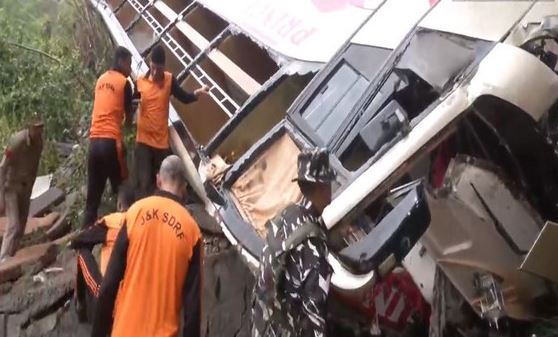 Ten Killed In Road Accident On Jammu-srinagar Highway Ten Killed In Road Accident On Jammu-srinagar Highway-TeluguStop.com