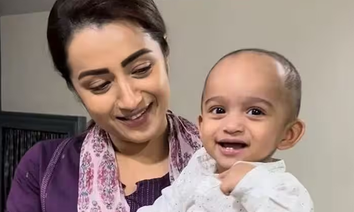  Actress Trisha Share Some Pictures From The Sets Of The Road-TeluguStop.com