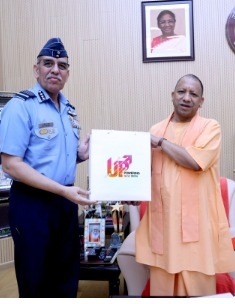  Air Marshal Kapoor Calls On Cm Yogi-TeluguStop.com