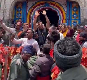  Akshay Kumar Seeks Blessings At Kedarnath Temple, Greets Fans-TeluguStop.com