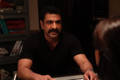  An Injured Eijaz Khan Limps In The Opening Scene Of 'city Of Dreams 3'-TeluguStop.com