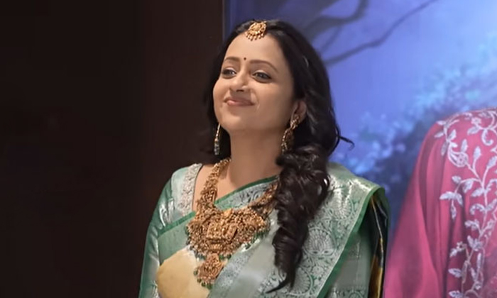 Anchor Suma Gifted Gold To Her Mother On Mothers Day Details,suma Kanakala,rosha Anchor Suma Gifted Gold To Her Mother On Mothers Day Details,suma Kanakala,rosha-TeluguStop.com
