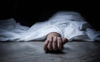  Andhra Woman Cremates Husband's Body At Home-TeluguStop.com