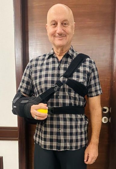  Anupam Kher Injures His Shoulder While Shooting 'vijay 69'; Says, 'dard To Hai'-TeluguStop.com