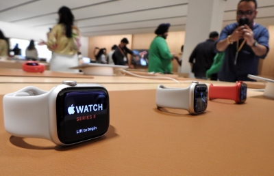  Apple Watch Calls For Medical Help For Woman Suffering From Heart Issue In Us-TeluguStop.com