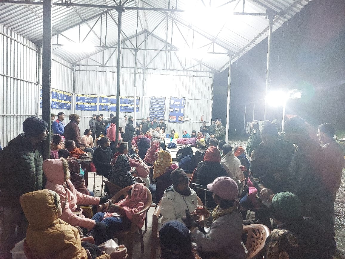 Army Rescues 400 Stranded Tourists In Sikkim Army Rescues 400 Stranded Tourists In Sikkim-TeluguStop.com