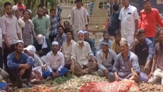  Protest By Vegetable Traders In Hindupuram-TeluguStop.com