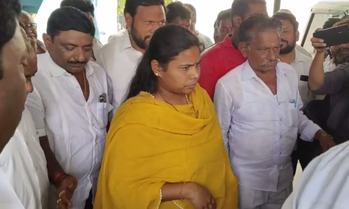  Bhuma Akhila Priya Attends Nandyala Taluka Police Station In Av Subbareddy Case,-TeluguStop.com