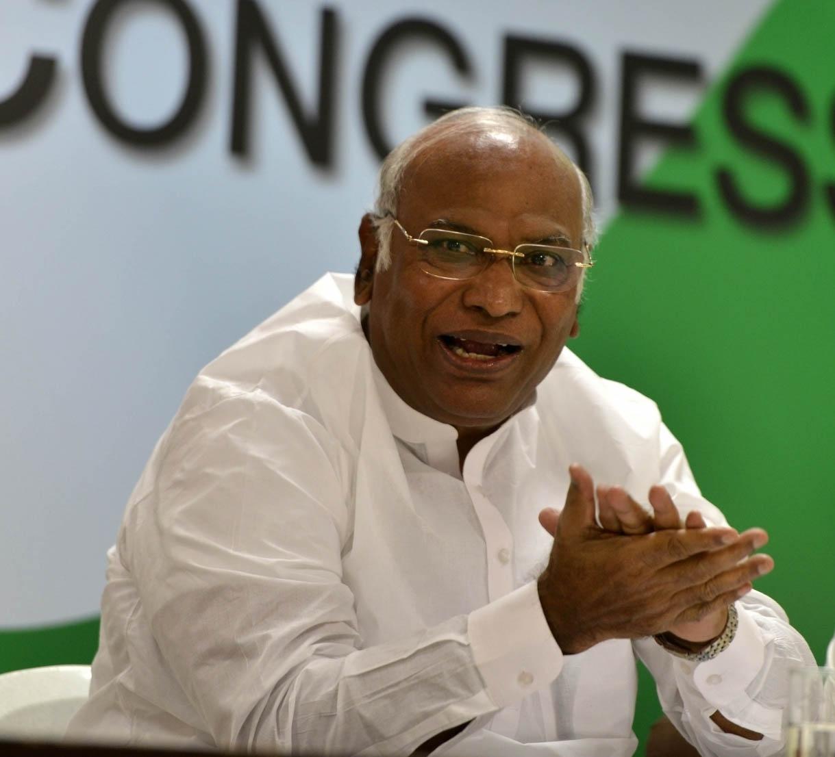  Bjp Govt Puts National Assets On Fire Sale, Says Kharge-TeluguStop.com