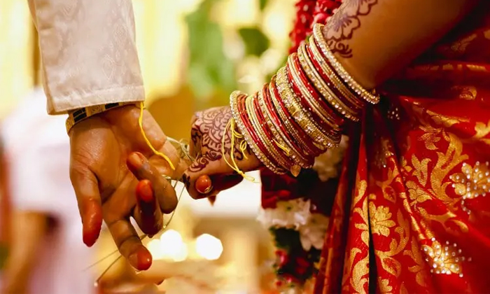  Bride Groom Consumes Poison At Wedding In Madhya Pradesh Details, Bride Groom ,p-TeluguStop.com