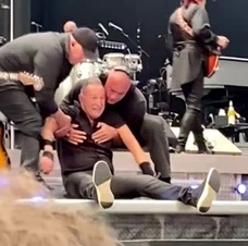  Bruce Springsteen Falls On Stage In Amsterdam During World Tour-TeluguStop.com