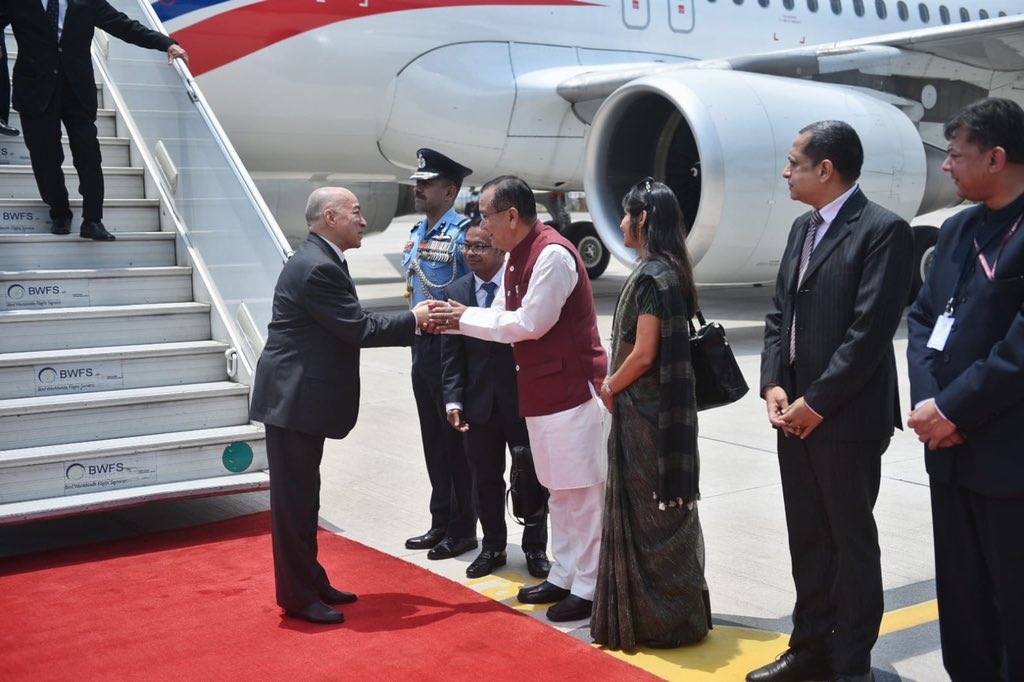  Cambodian King Norodom Sihamoni Arrives In India On Maiden State Visit-TeluguStop.com