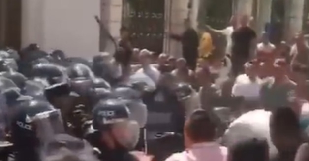  Clashes Erupt As Chinese Muslims Protest To Save Mosque Yunnan-TeluguStop.com