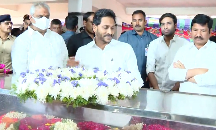  Cm Jagan Visits Malladi Vishnu Family, Cm Jagan ,malladi Vishnu Family, Mla Mall-TeluguStop.com