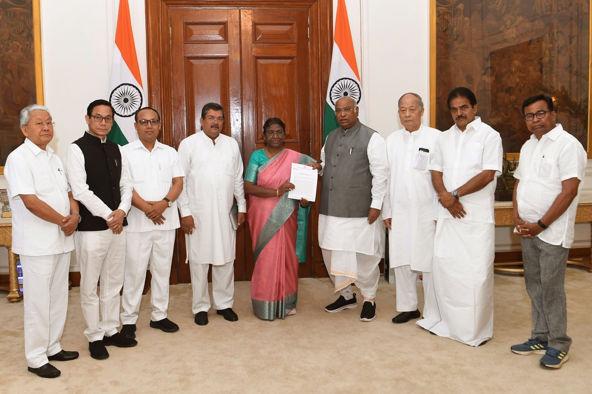  Cong Delegation Meets Prez Over Manipur Issue, Seeks Probe By Inquiry Commission-TeluguStop.com