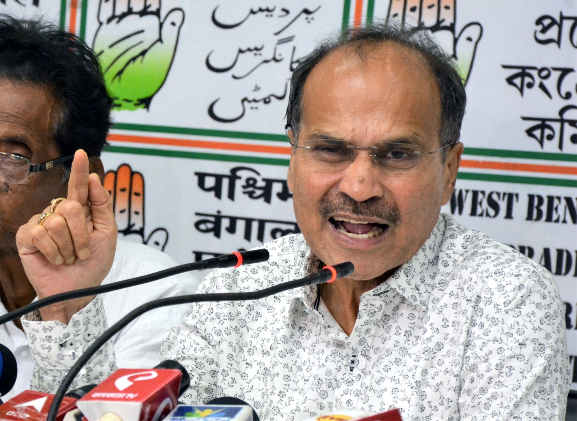  Cong Mp Makes Controversial Remarks Against Pm Modi Over Rs 2k Phase Out Issue-TeluguStop.com