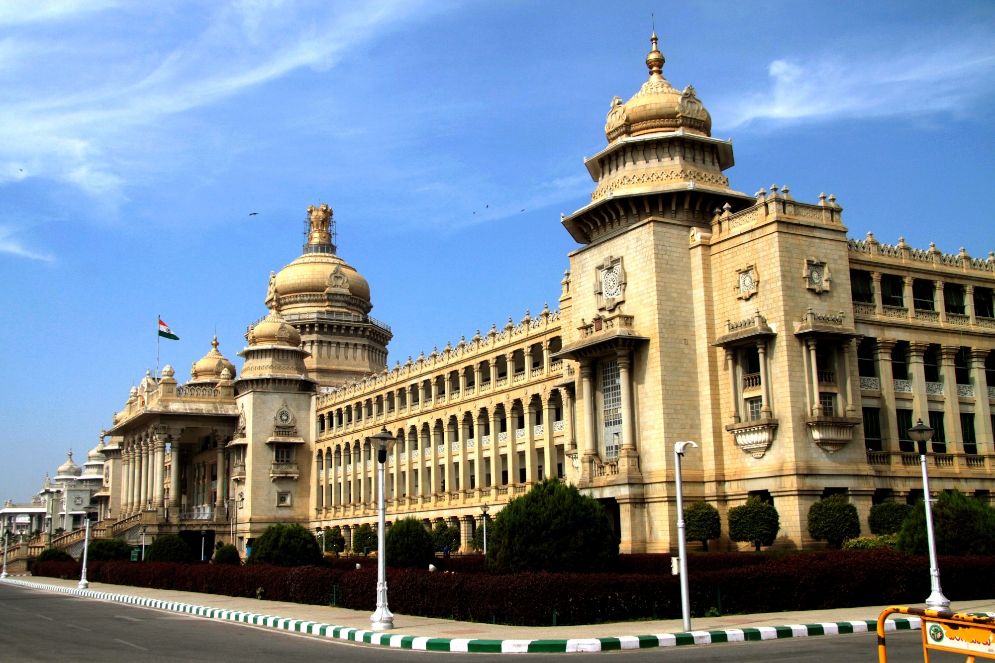  Congress Workers Purify Karnataka Vidhana Soudha With Cow Urine-TeluguStop.com