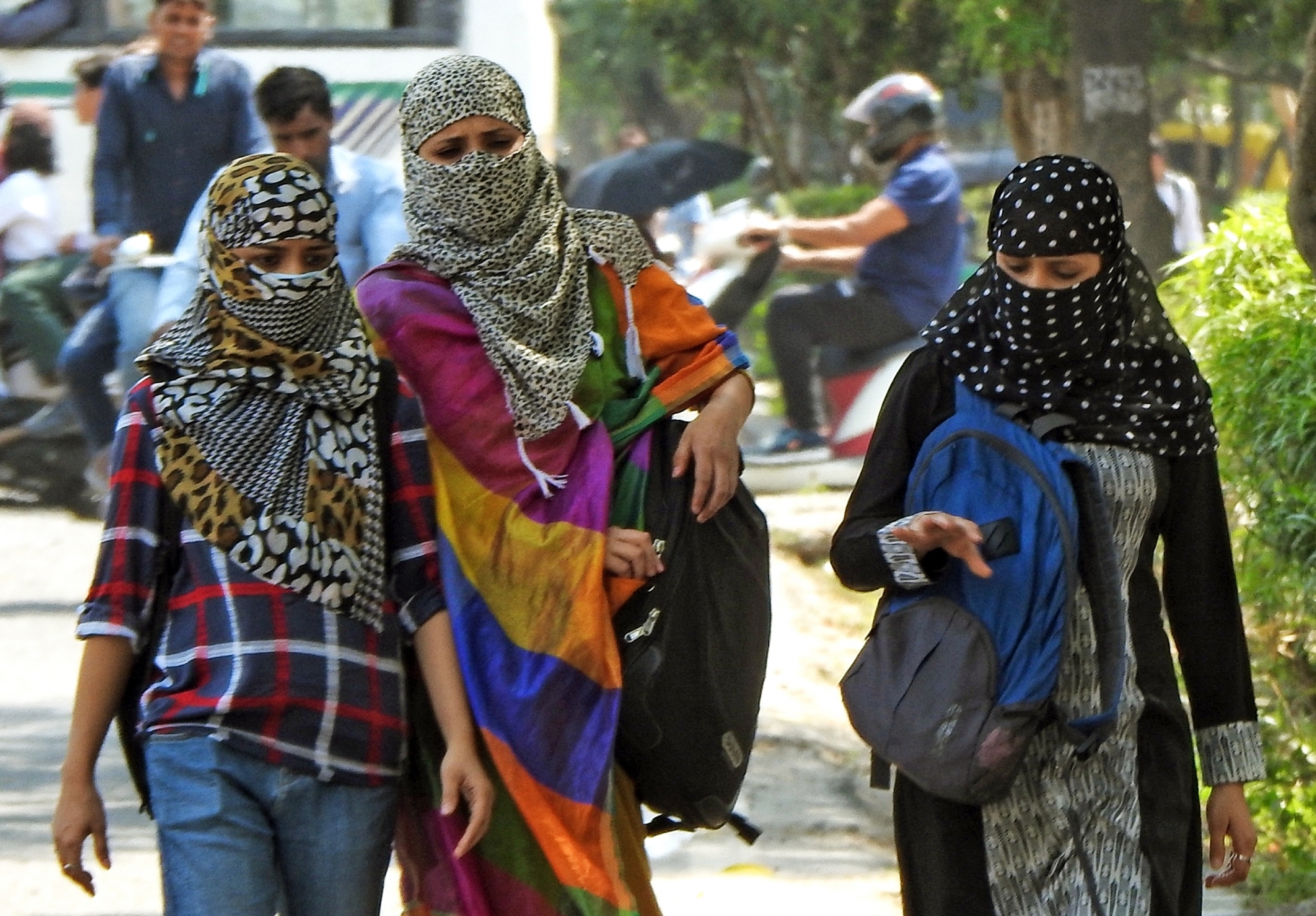 Delhi Records 22.6 Degrees C Minimum Temperature; Rainfall, Thunderstorm Likely Delhi Records 22.6 Degrees C Minimum Temperature; Rainfall, Thunderstorm Likely-TeluguStop.com