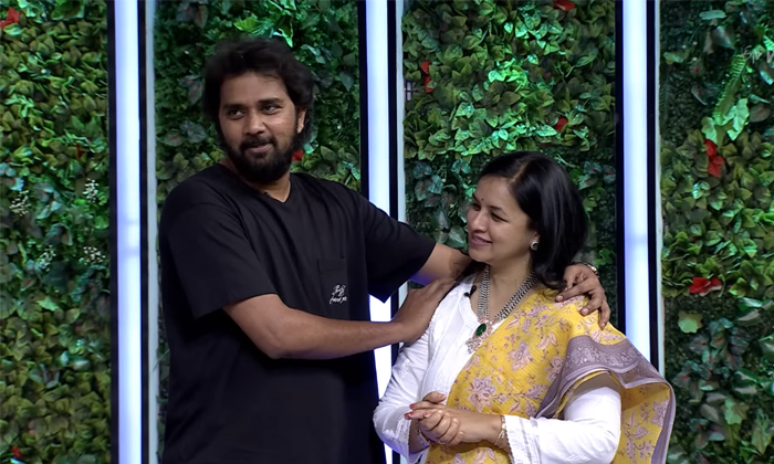  Director Chandu Mondeti With Wife Sujatha In Vennela Kishore Ala Modalaindi Show-TeluguStop.com