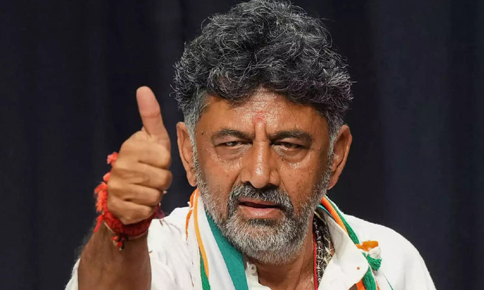  Dk Shows The Meaning Of Trust And Obedience ,dk Shivakumar , Jds, Siddaramaiah-TeluguStop.com