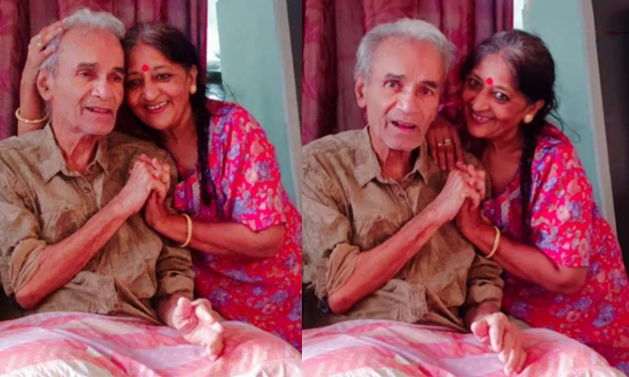  Elderly Couple Lip-syncing Lata Mangeshkar Zindagi Ki Na Toote Ladi Song Video V-TeluguStop.com
