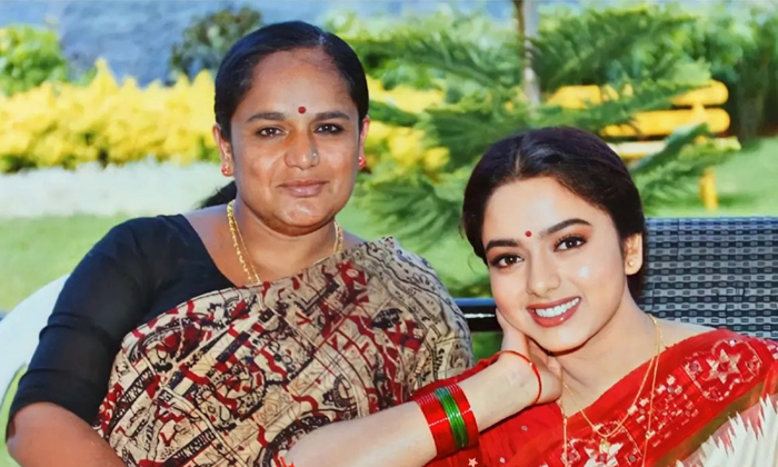  Emotional Words By Soundarya Mother Manjula-TeluguStop.com