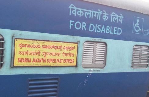  Smoke In Swarna Jayanti Super Fast Express-TeluguStop.com