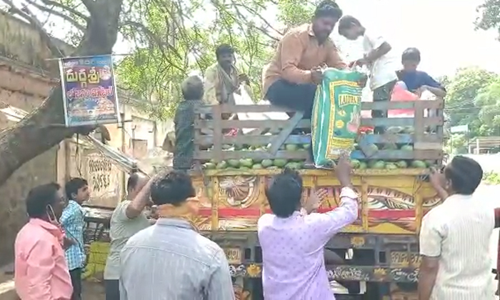  Farmer Protest By Distributing Mangoes For Free In Eluru,farmer Protest , Distri-TeluguStop.com