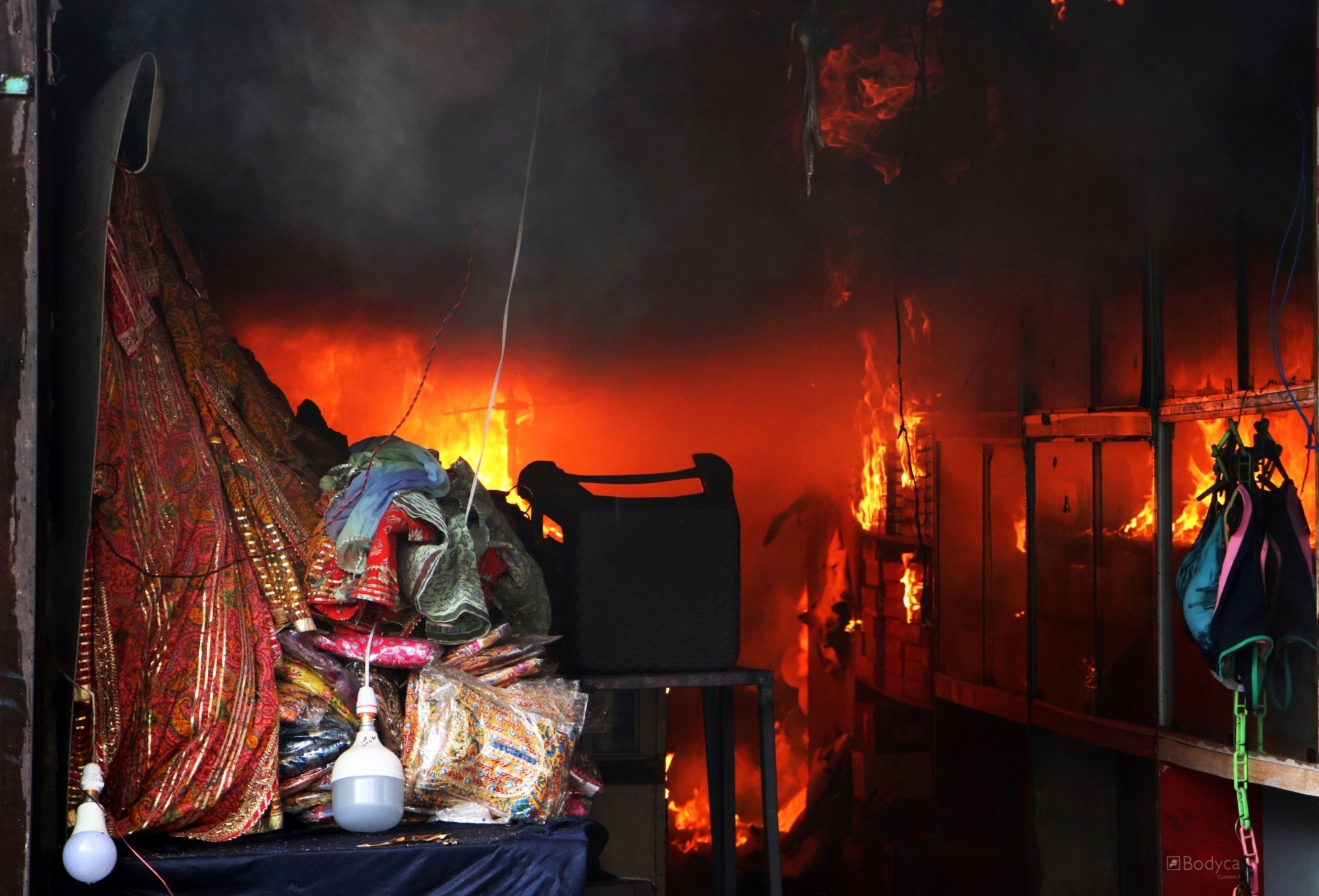  Fire Reported At Shop In Delhi's Lajpat Nagar Market-TeluguStop.com