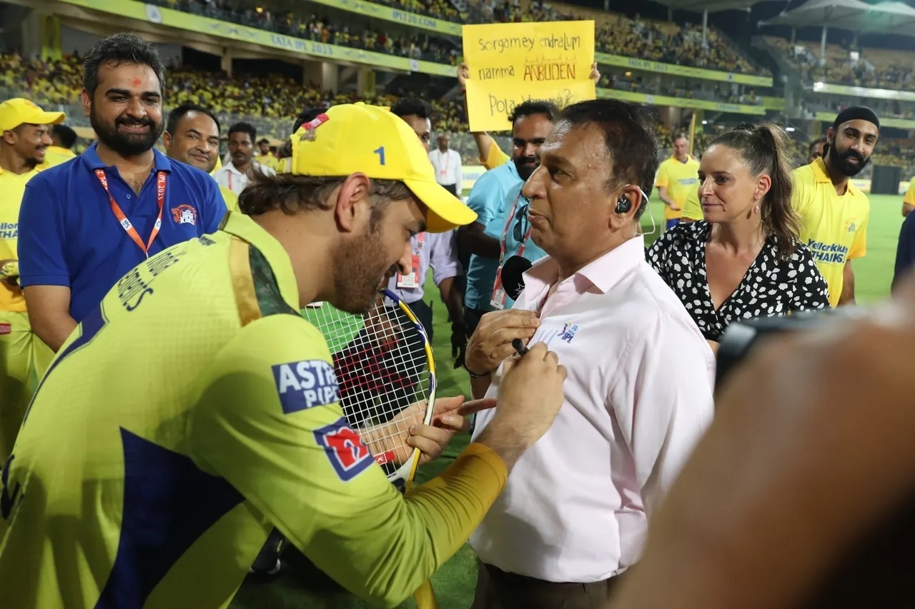 Gavaskar Taking Dhoni's Autograph Tops Most Memorable Moments-TeluguStop.com