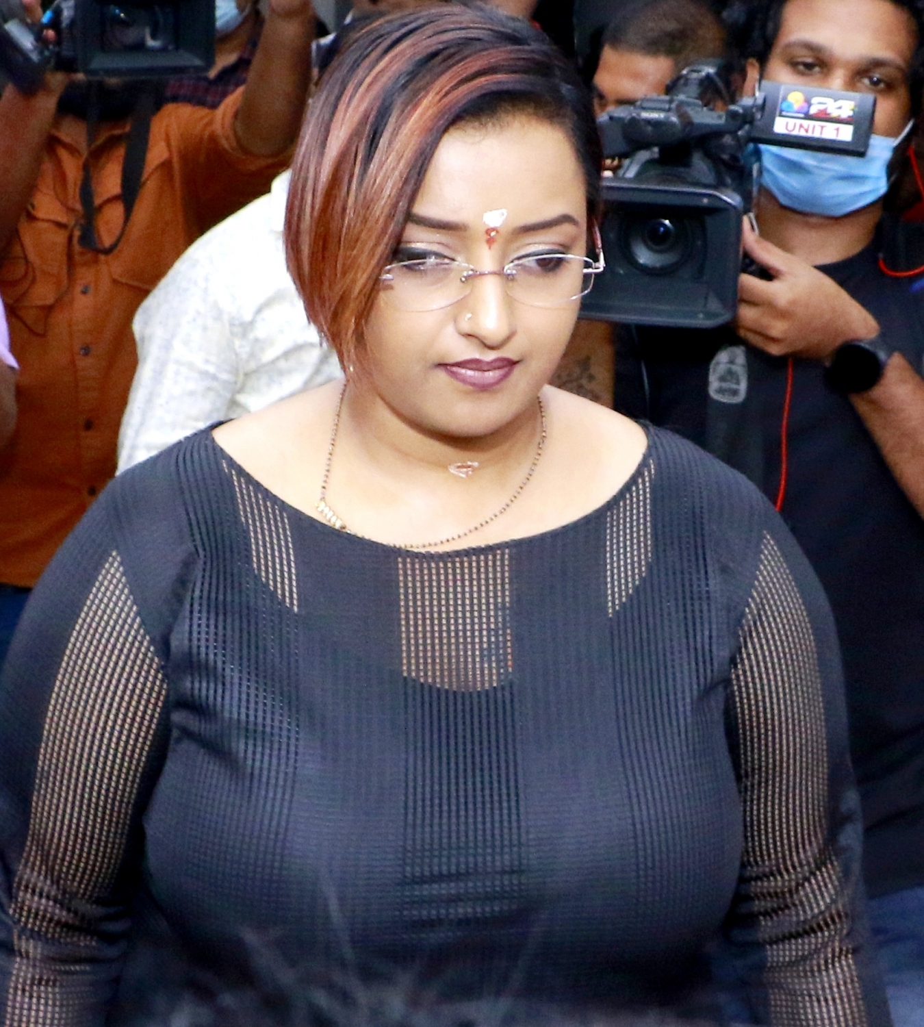  Gold Smuggling Case Accused Swapna Suresh Appears Before Kerala Court In Fake De-TeluguStop.com