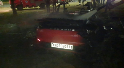  Haryana: Luxury Car Burns To Ashes After Hitting Tree At Golf Course Road-TeluguStop.com